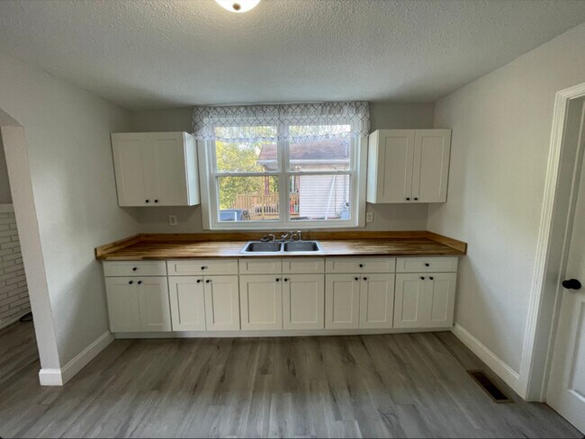 Building Photo - 1408 Iredell Ave