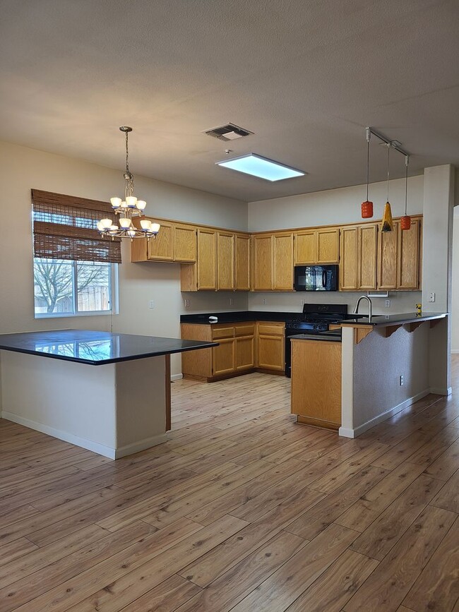 Building Photo - Willow Springs 4 Bdrm, 3 Bath