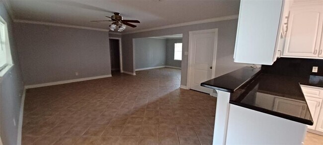 Building Photo - 405 Vashti Dr
