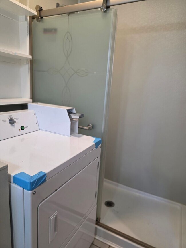 Building Photo - No Brokers Fee, In-Unit Laundry, Eat-in Kitchen, Large bedrooms, 3 Full Bathrooms