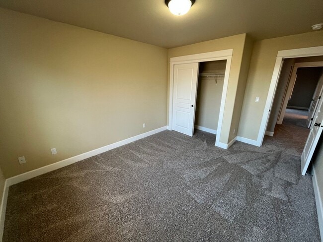 Building Photo - Beautiful and Spacious 4 Bed/2.5 Bath Home in NW Bend