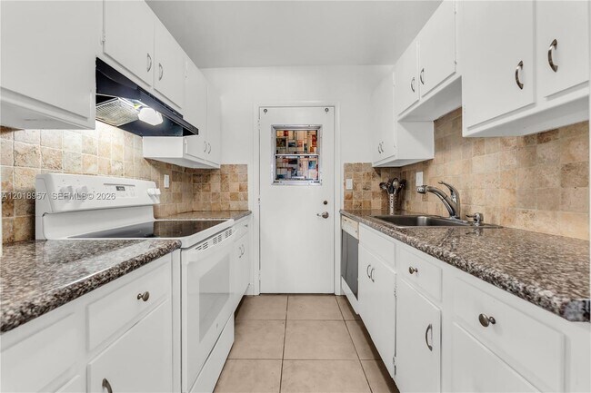 Building Photo - 525 Coral Wy