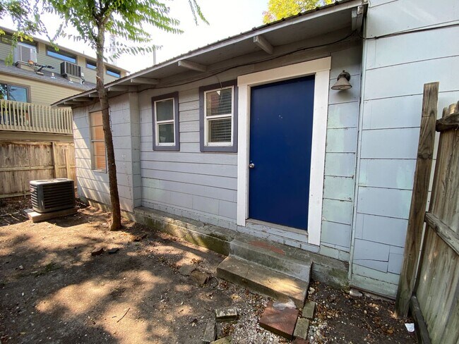 Building Photo - Charming & Updated 3 BR / 2 BA House Downtown & Walking Distance to the University of TX / Wood F...