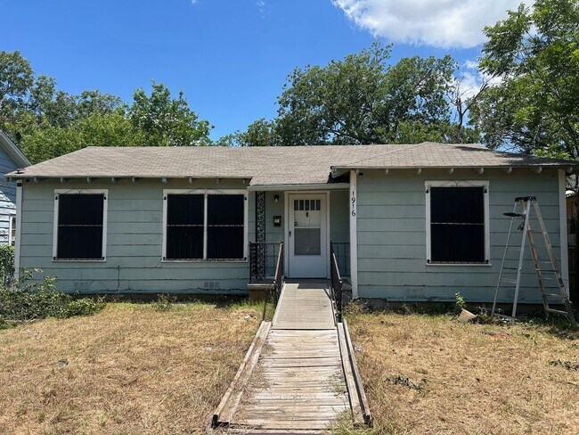 Building Photo - Central Waco Home