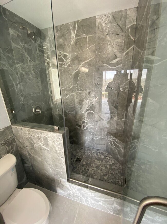 Building Photo - Pacific Beach - 3 blocks to Beach!  2bd/2ba Spacious 6th floor condo remodeled in 2022! Spectacul...