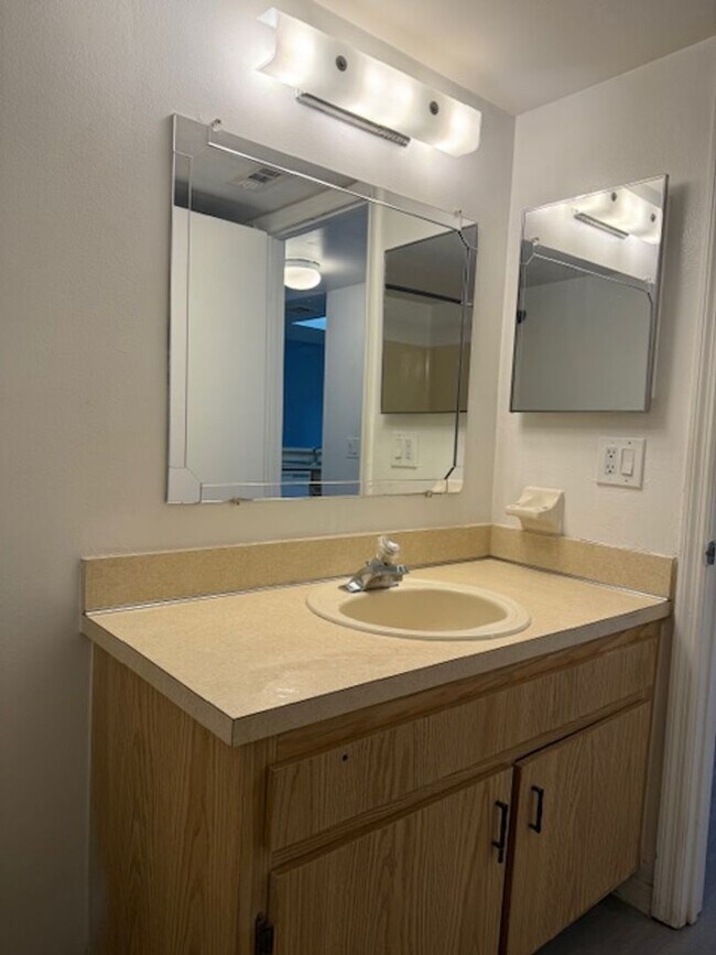 Building Photo - Large One bedroom Condo