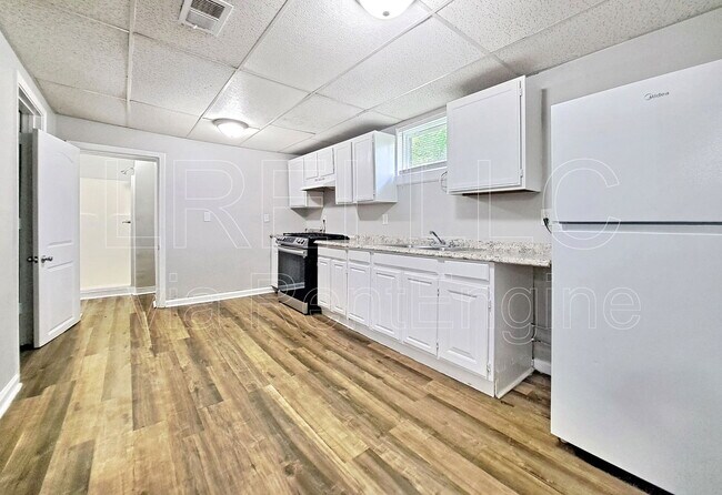 Building Photo - 704-706 Roselane St