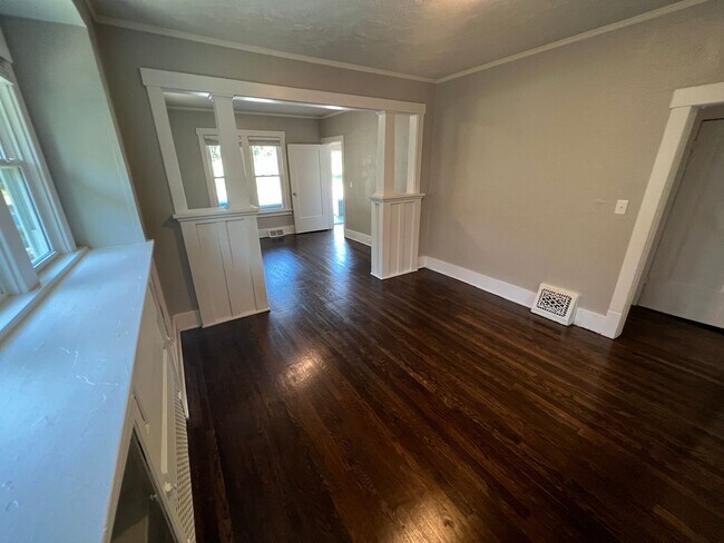 Building Photo - Remodeled 2BR+ Home in Adams Park!