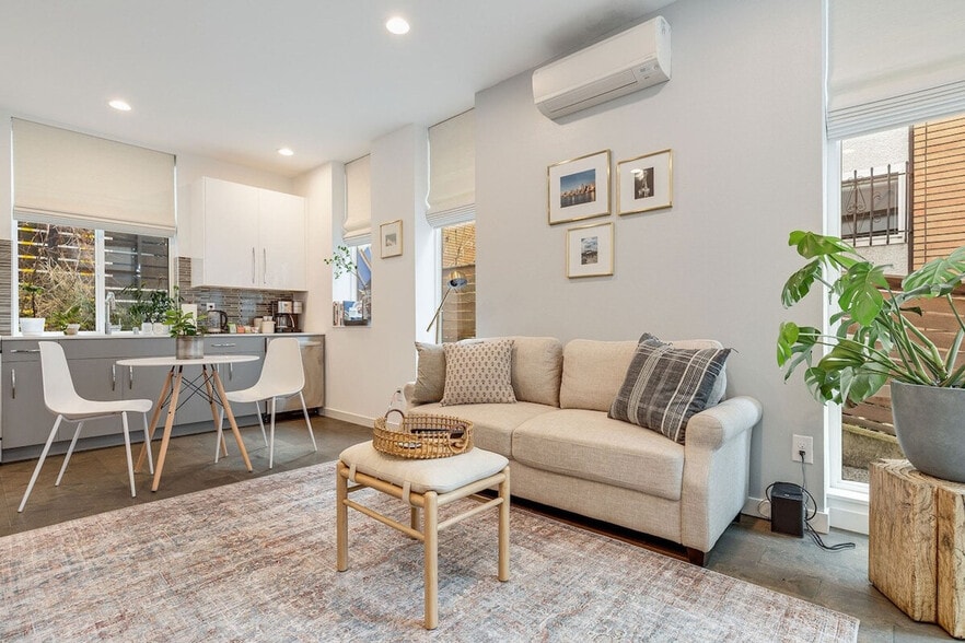 Building Photo - 762 Belmont Pl E