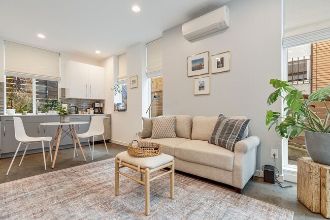 Building Photo - 762 Belmont Pl E