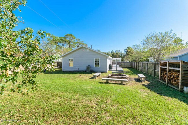 Building Photo - Charming and fully-fenced St. Augustine ho...