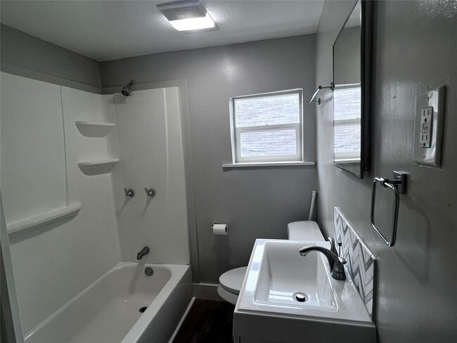 Building Photo - 712 40th St