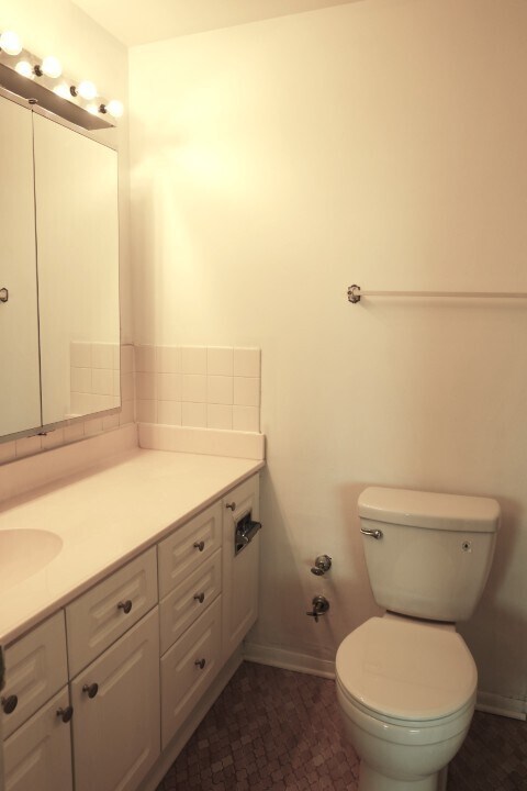 Building Photo - 10353 Dearlove Rd