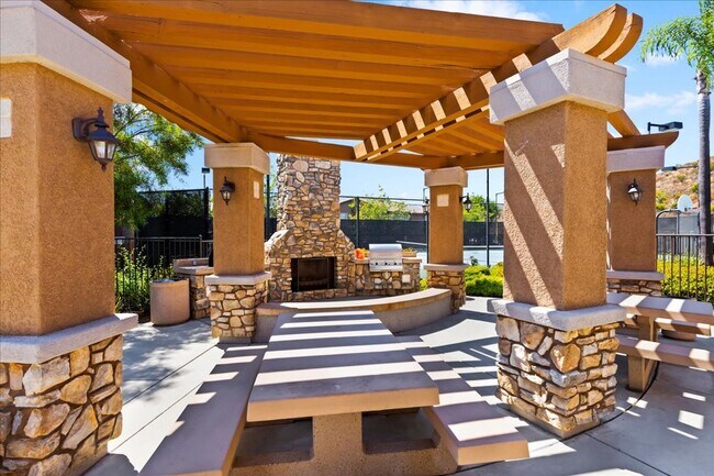 Building Photo - $3,456 - 2 Bed / 2 Bath Stunning Corner Un...