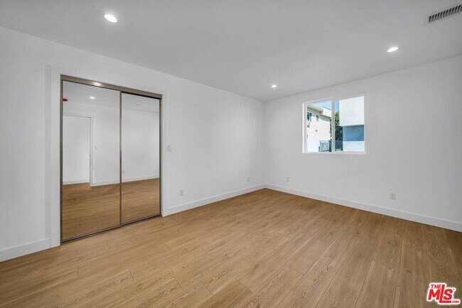 Building Photo - 227 S Park View St