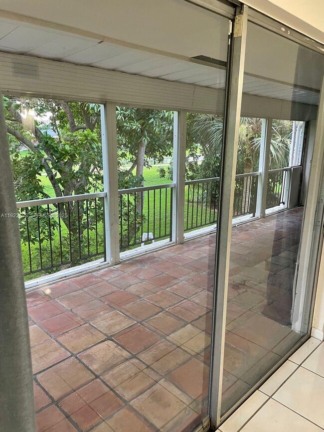 Building Photo - 3141 N Palm Aire Dr