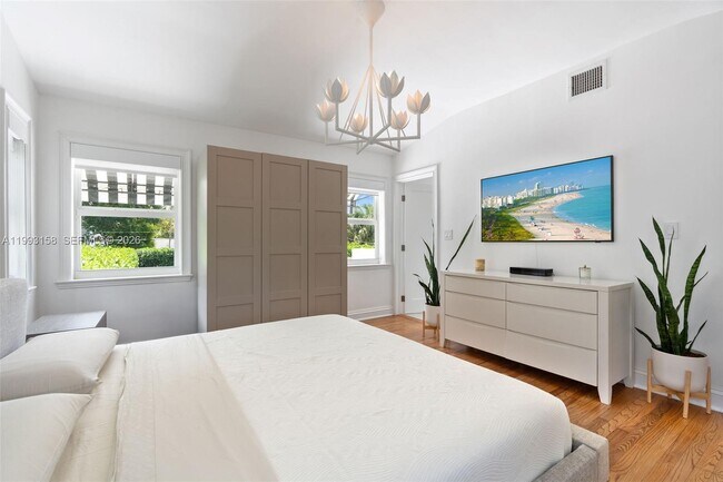 Building Photo - 634 W 47th St