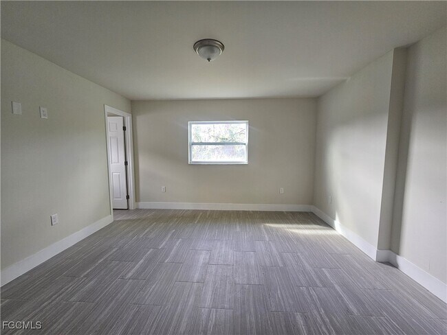 Building Photo - 874 Apartment St