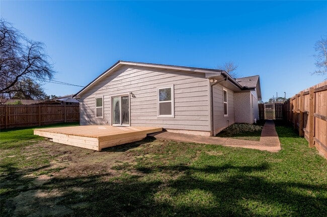 Building Photo - 1805 Ave Q