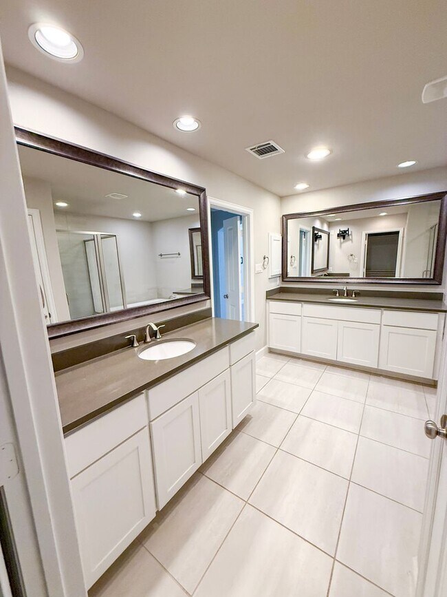 Building Photo - Come view this home located in the heart o...
