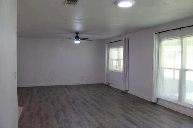Building Photo - 1252 Live Oak Dr