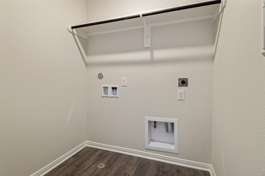 Building Photo - 16426 Honeysuckle Hl Dr