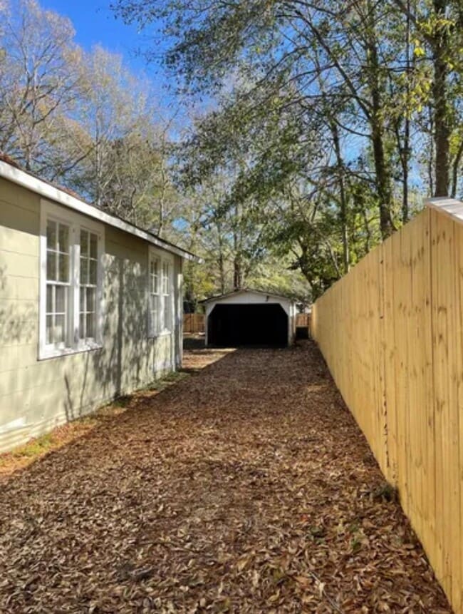 Building Photo - 808 Camp St