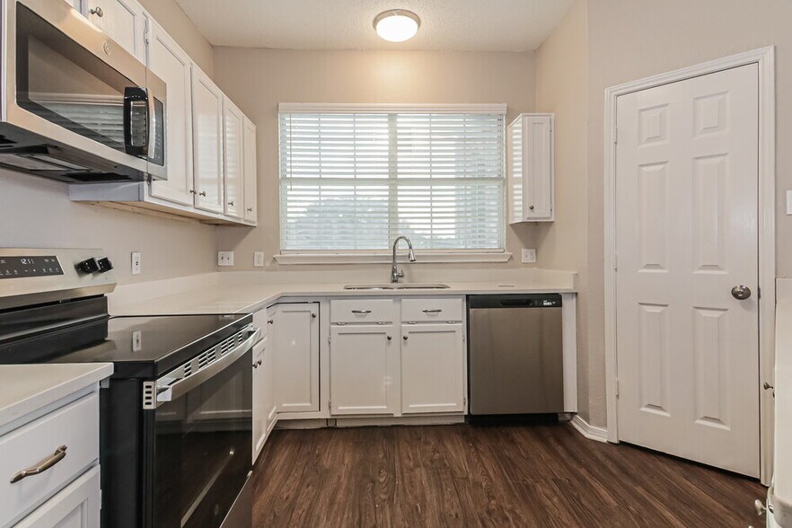 Building Photo - 2840 Helen Ln