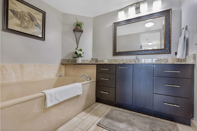 Building Photo - 1717 N Bayshore Dr