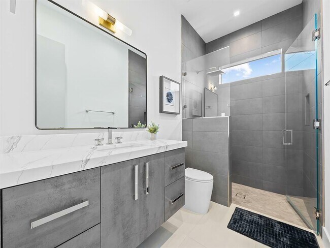 Building Photo - 2657 NE 34th St