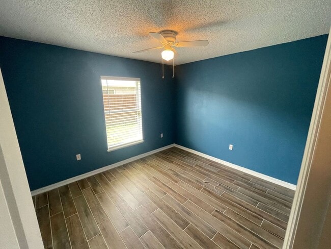 Building Photo - Spacious 4 Bedroom, 2 bath home
