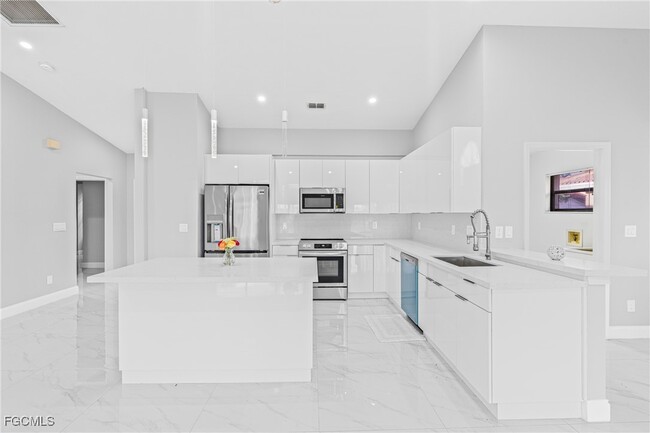 Building Photo - 12630 Kelly Palm Dr