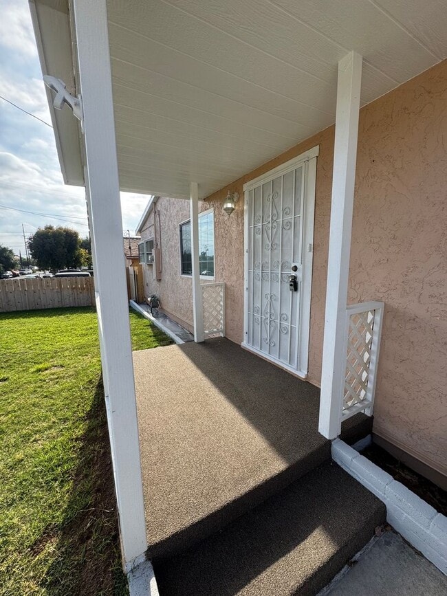 Building Photo - 5 Bedroom, 3.5 Bath, Beautiful 1,856 SQ FT...