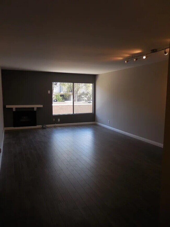 Building Photo - Newly renovated Mission Valley unit