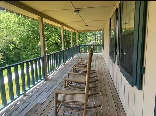 Building Photo - 729 Chalet Village Dr