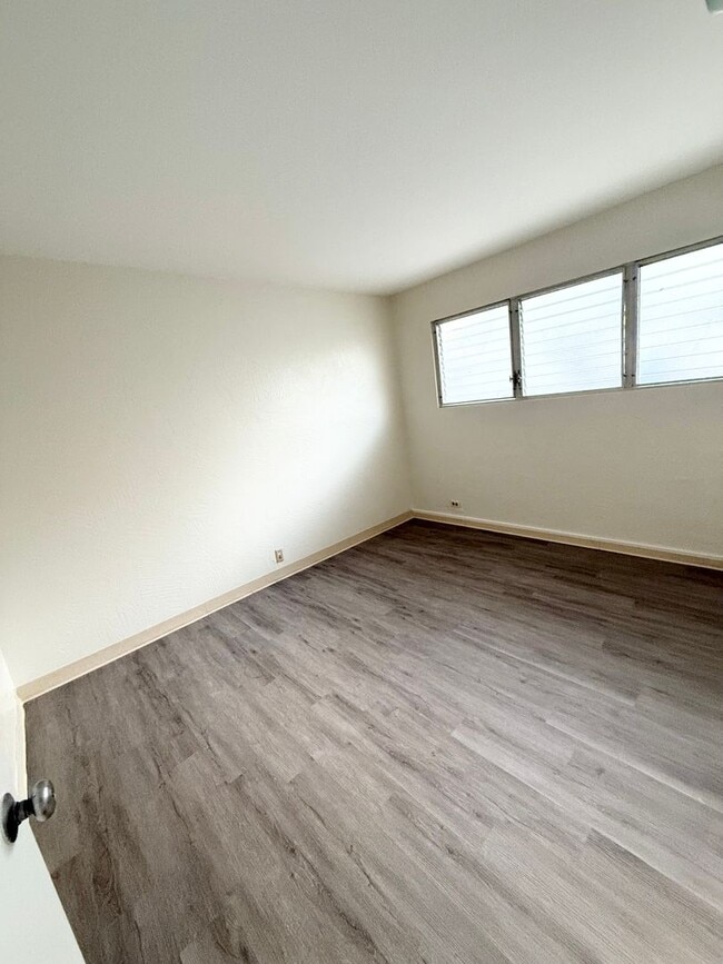 Building Photo - Salt Lake - Tropicana Manor 3-bedroom 2-ba...