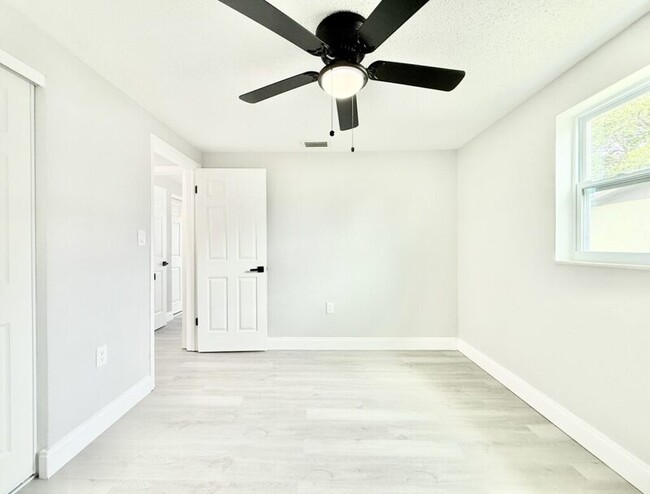 Building Photo - 3250 Coldwell Dr