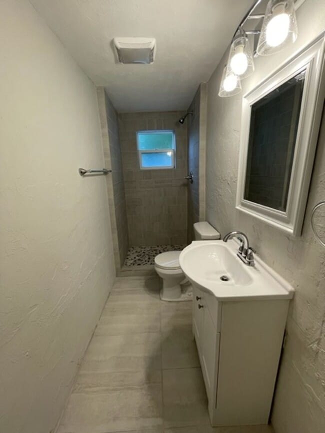 Building Photo - Beautiful 2 Bed 1 Bath House In Fifth Ave Neighborhood