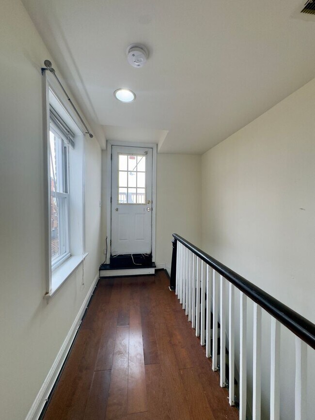 Building Photo - Inviting 3-Bedroom Single Family Townhome ...