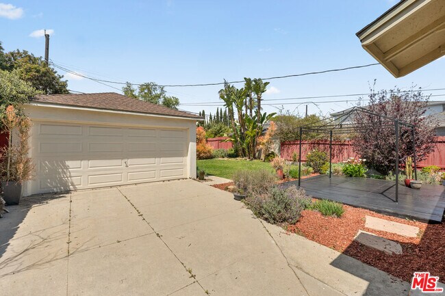Building Photo - 7601 Dunfield Ave