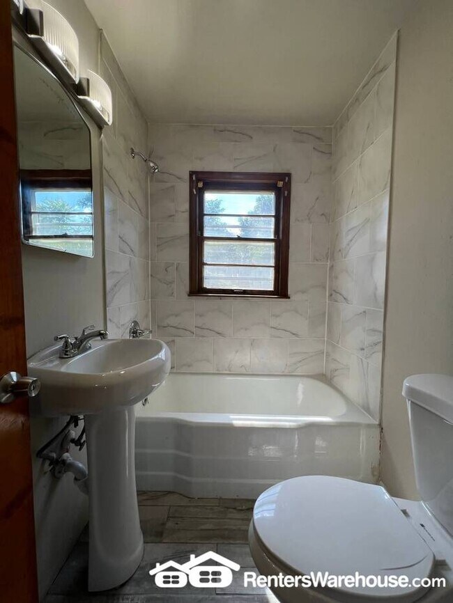 Building Photo - 2 Bedroom House