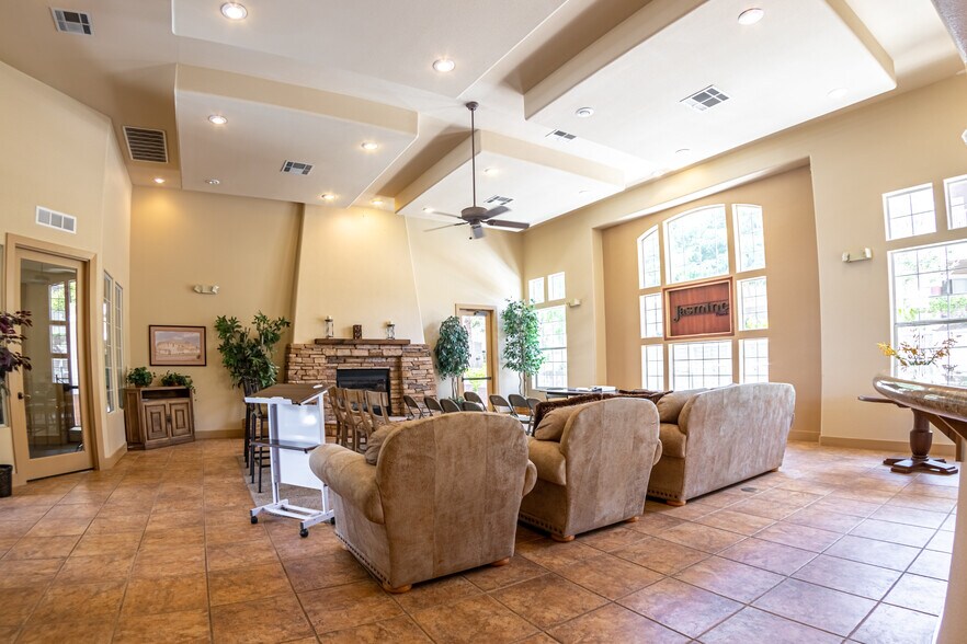 Building Photo - 5855 Valley Dr