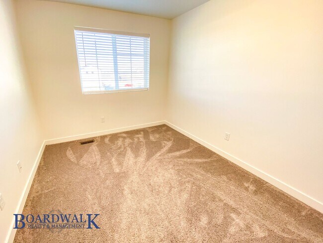 Building Photo - Beautiful 4 bedroom Townhome in West Valley!