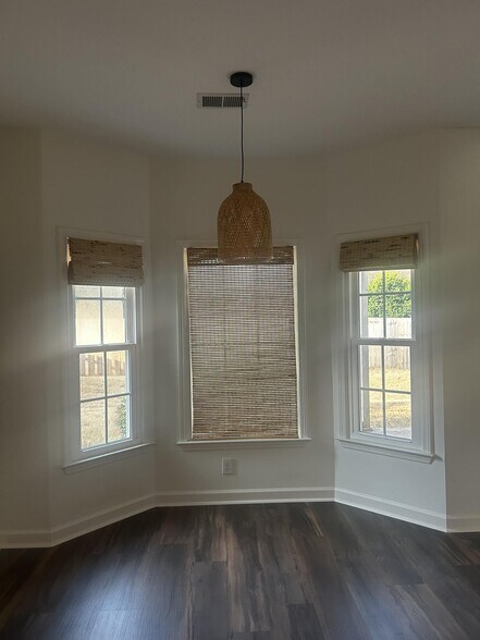 Dining Nook - 515 Bally Claire Ln