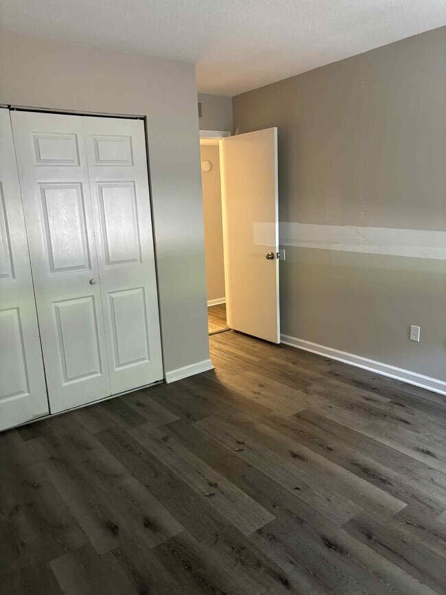 Building Photo - 405 Skyview Dr