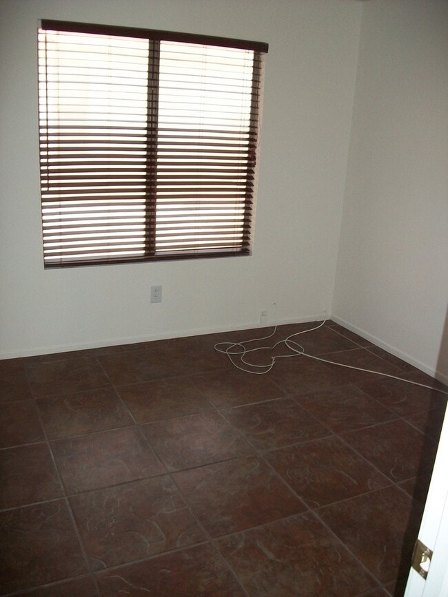 Building Photo - 3 Bedrooms Single Story Home