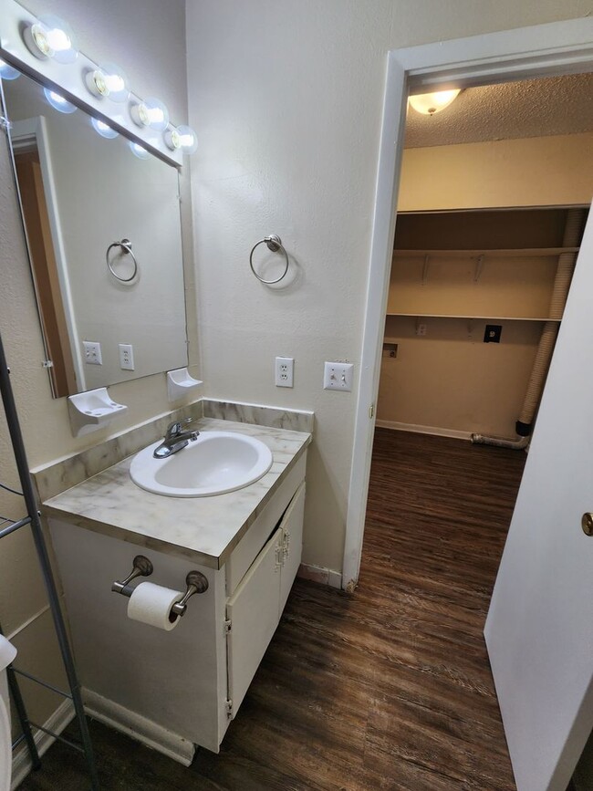 Building Photo - Coming Soon -2 Bedroom 1 Bath -Duplex Lake City
