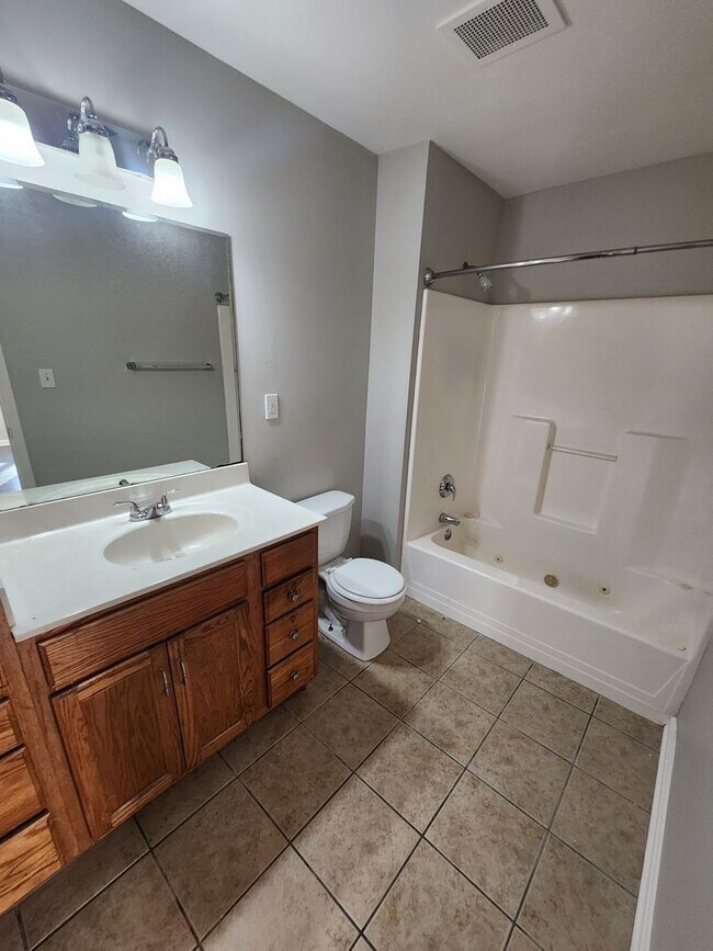 Building Photo - Beautiful 2 bedroom 2 full bath condo clos...