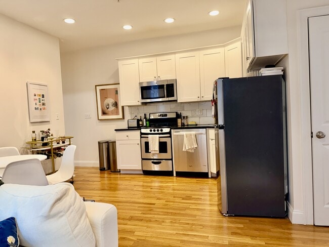 Building Photo - 90 W Cedar St