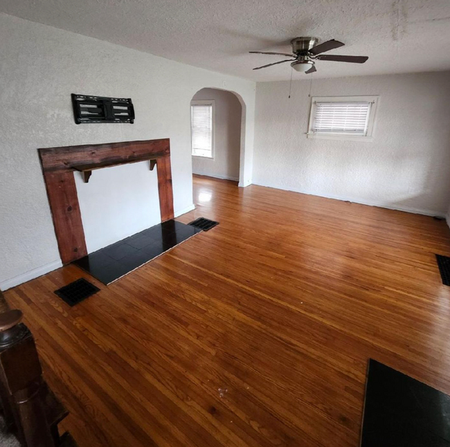 Building Photo - 3 BED 1 Bath